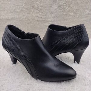 Eva & Zoe Evelyn Black Faux Leather Pointed-Toe Mid Heel Side Zip Bootie Shoe